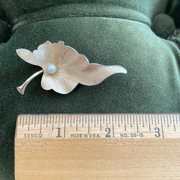 Vintage Leaf Brooch/Pin & Earrings, Brushed Gold Tone w/Faux Pearls, Unsigned - Picture 3 of 6